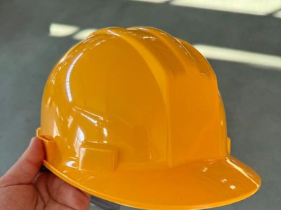 建设湖北靠实干：安全帽配反光条，早晚施工都安全